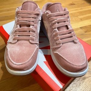 Excellent Air Jordan 1 Low SE Pink Velvet, Size 9, Rust Pink.